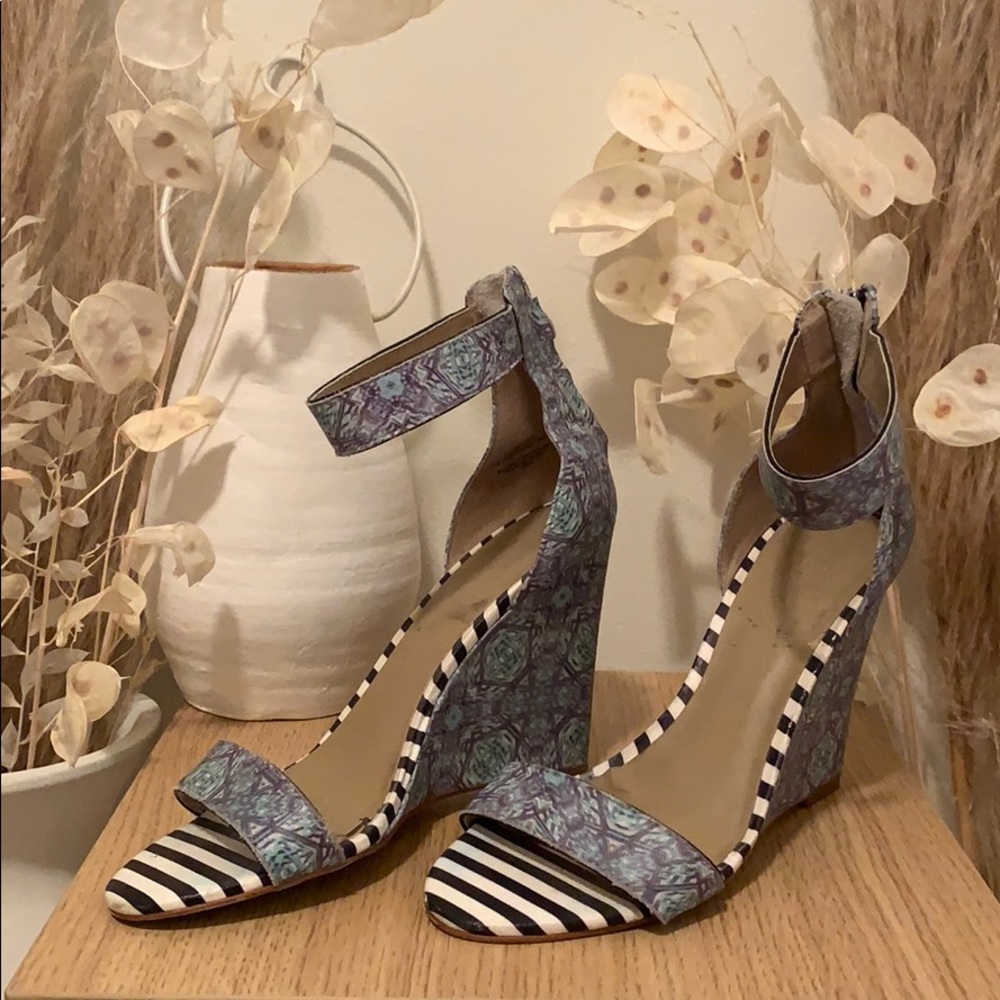 Blue patterned wedges